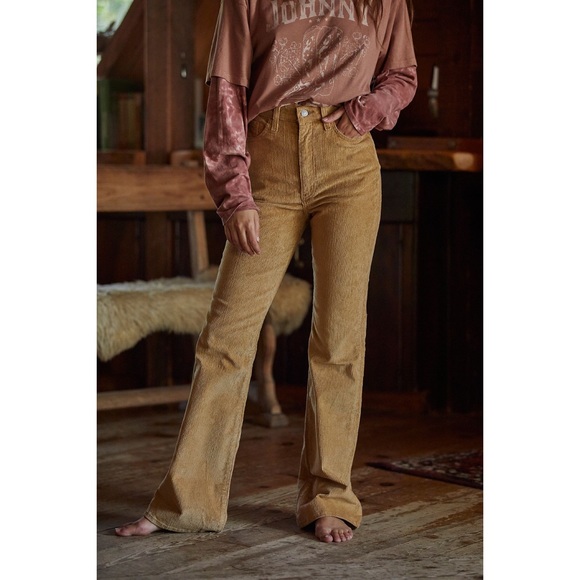 Levi's® Premium RIBCAGE BOOTCUT CORDUROY PANTS - Picture 5 of 15